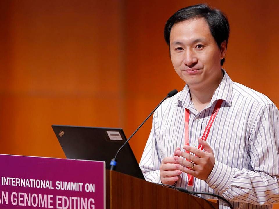 He Jiankui taler ved Human Genome Editing Conference i Hong Kong to dage efter, at han hævdede at have genmodificeret menneskefostre med crispr. | Foto: AP Photo/Kin Cheung