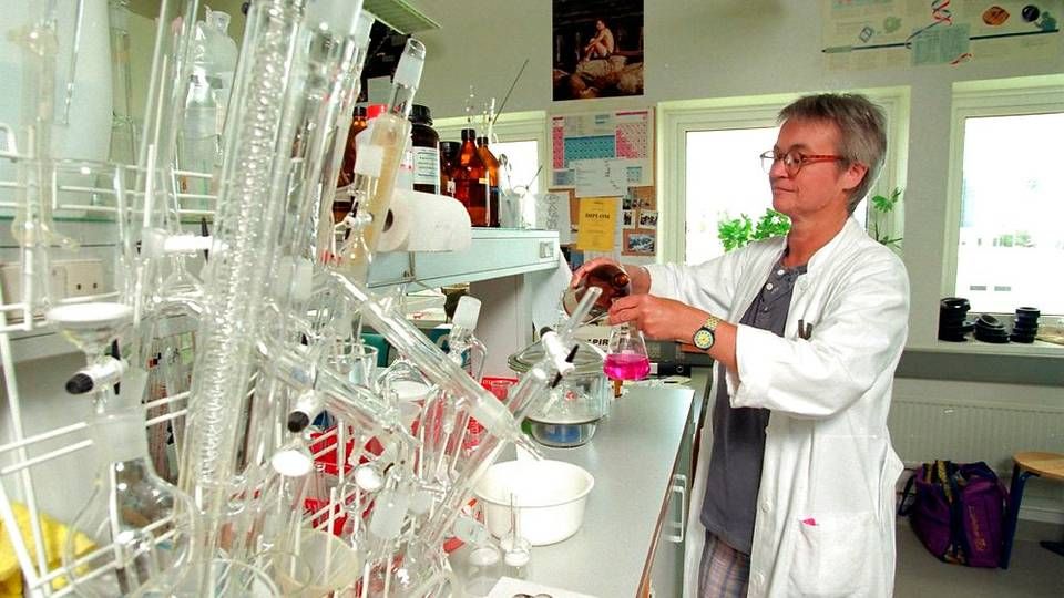 Dette billede af en laboratorietekniker ved Neurosearchs laboratorium er taget en måned før, at selskabet gik på børsen i København i juni 1996. | Foto: Steen Jacobsen/Ritzau Scanpix