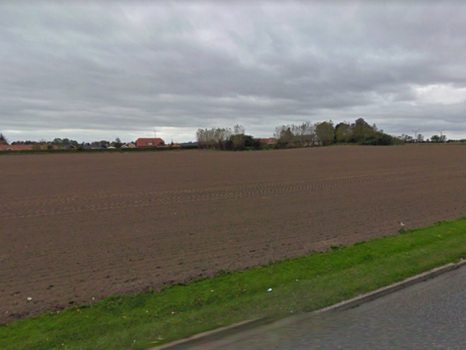 Det nye boligområde skal ligge her på denne mark ved Tværvej i Årslev syd for Odense på Midtfyn. | Foto: Google Street View.