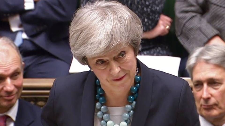 Den britiske premierminister Theresa May holdt mandag tale i det britiske parlament. Her valgte hun at udskyde den brexit-afstemning, der skulle have fundet sted tirsdag.