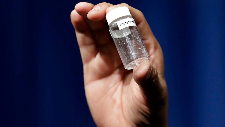 En amerikansk journalist medbragte på et pressemøde i 2017 denne beholder, som skal demonstrere en dødelig mængde fentanyl. | Foto: AP Photo/Jacquelyn Martin