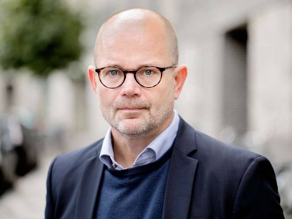 Klaus Høm, direktør i Scleroseforeningen, har torsdag indrykket helsidesannoncer i Politiken og Jyllands-Posten og afleveret en symbolsk kørestol på Medicinrådets adresse i protest mod rådets sagsbehandling af Roches sklerosemiddel Ocrevus. | Foto: Scleroseforeningen