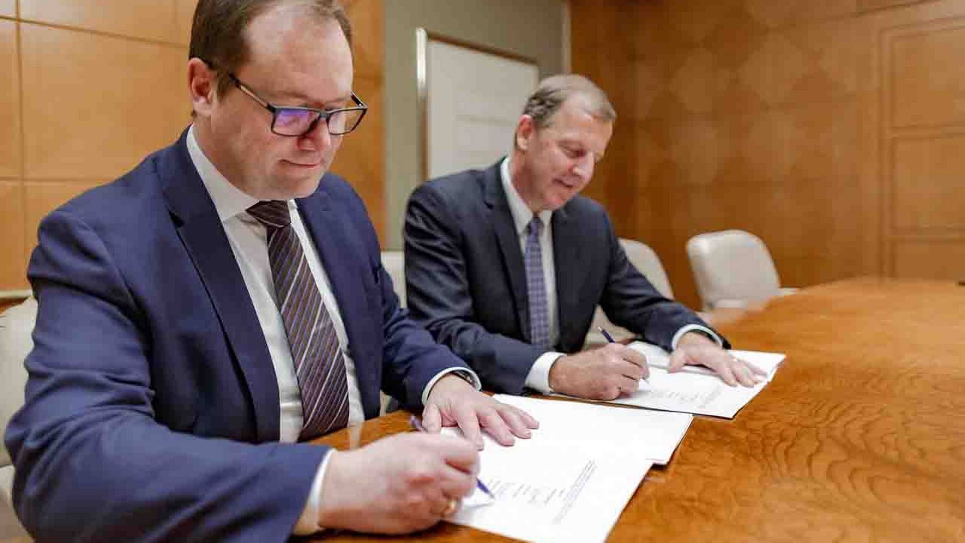 Jens-Peter Saul, CEO of Rambøll (left) and Jim Fox, CEO of OBG (right) signing the deal. | Photo: PR