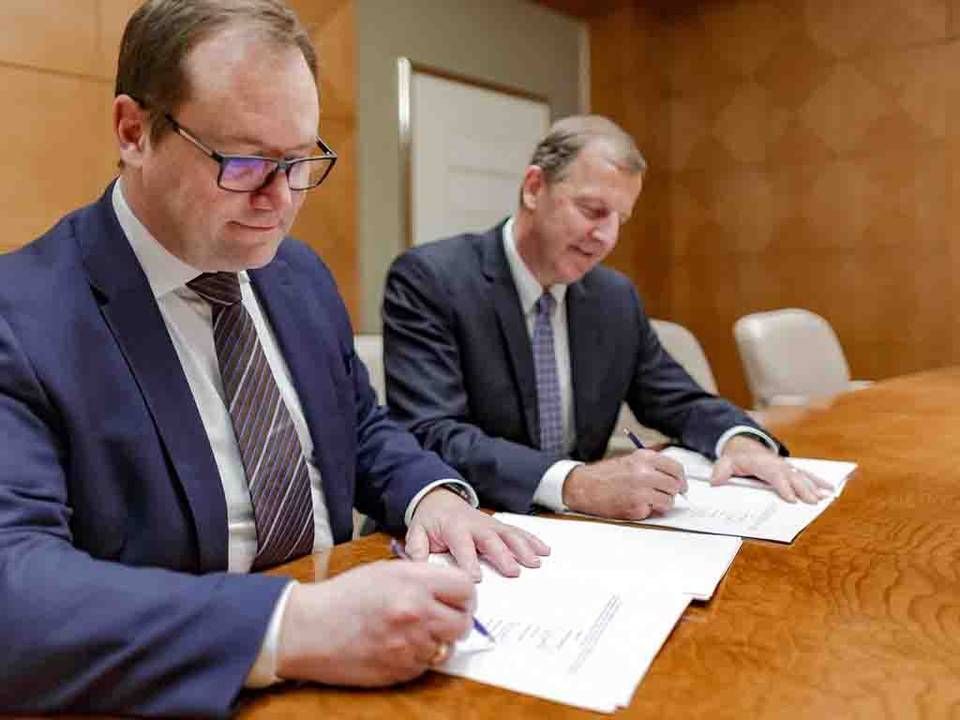 Jens-Peter Saul, CEO of Rambøll (left) and Jim Fox, CEO of OBG (right) signing the deal. | Photo: PR
