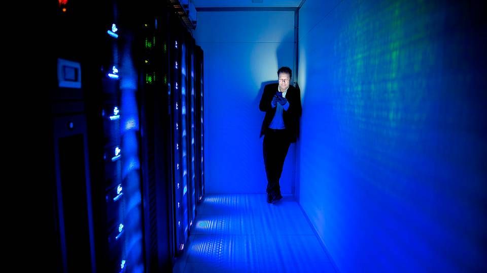 Professor Søren Brunak ses her ved supercomputeren Computerome 1.0 i Risø, som nu bliver udskiftet med en ny og kraftigere version. Billedet er fra 2014. | Foto: Peter Hove Olesen/Ritzau Scanpix