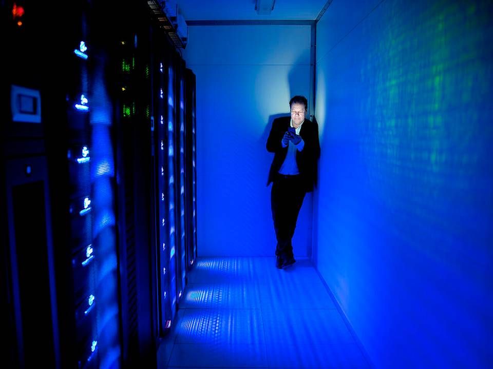 Professor Søren Brunak ses her ved supercomputeren Computerome 1.0 i Risø, som nu bliver udskiftet med en ny og kraftigere version. Billedet er fra 2014. | Foto: Peter Hove Olesen/Ritzau Scanpix
