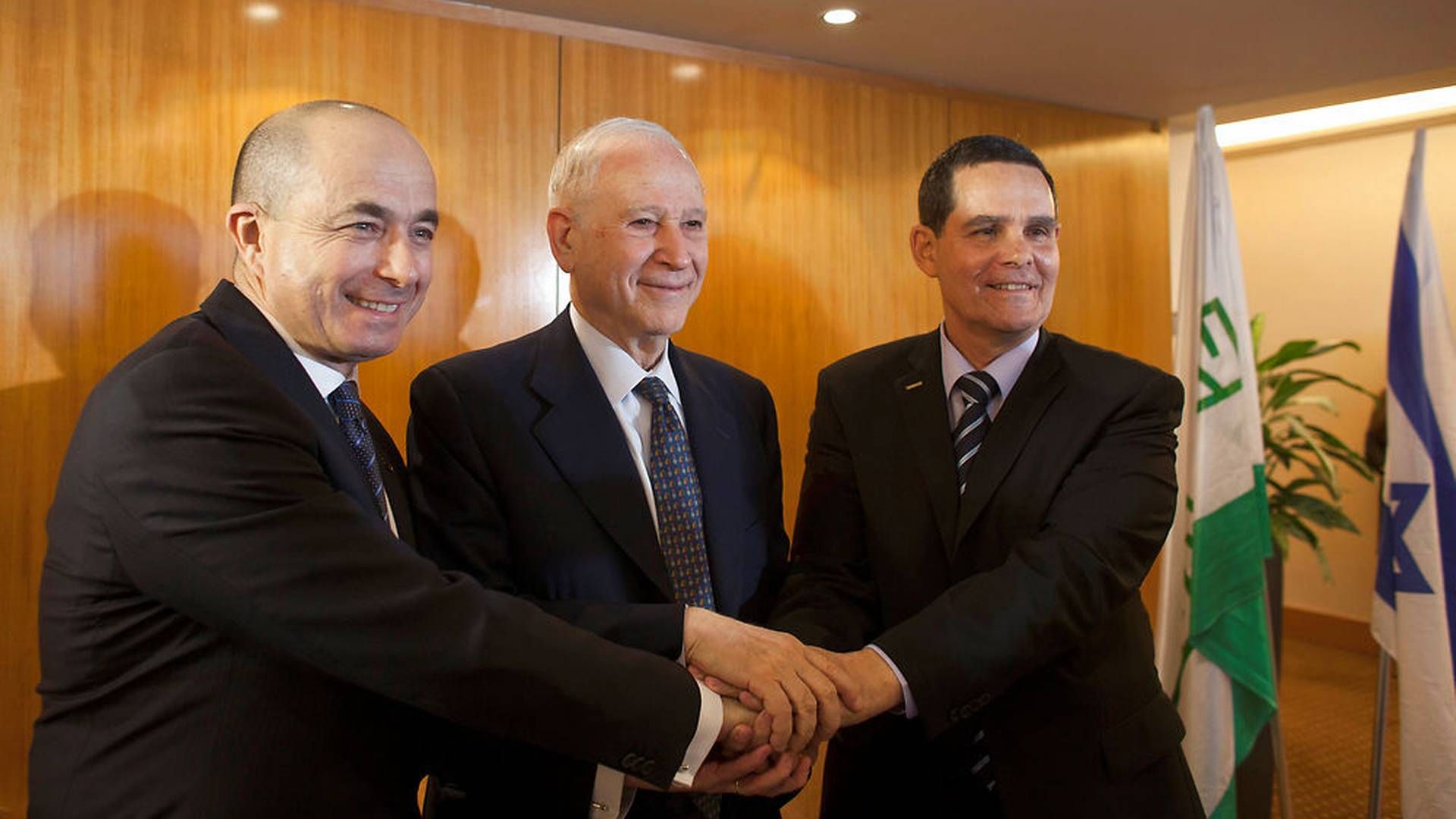 Phillip Frost (midten) ses her på et billede fra 2012 sammen med to tidligere Teva-topchefer: Jeremy Levin (tv.) og Shlomo Yanai (th.) | Foto: Nir Elias/Reuters