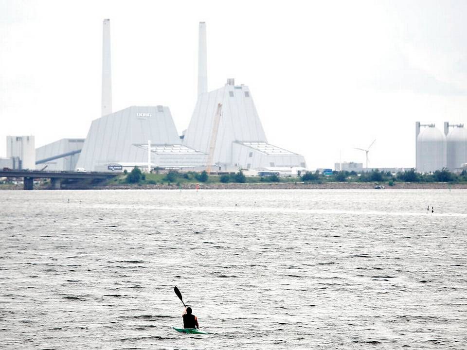 En enlig kajakroer sejler ud for Avedøre Holme med Avedøreværket. Kraftværker, kraftvarmeværker, E2. | Foto: Ritzau Scanpix/Thomas Borberg