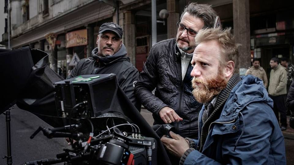 Den danske instruktør Per Fly (midten) skal instruere HBO Nordics første danske dramaserie "Erobreren". Her ses han under optagelser til den politiske thriller "Backstabbing for Beginners" i Marokko. | Foto: Ritzau Scanpix/Miriam Dalsgaard