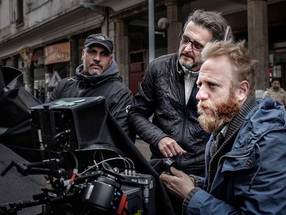 Den danske instruktør Per Fly (midten) skal instruere HBO Nordics første danske dramaserie "Erobreren". Her ses han under optagelser til den politiske thriller "Backstabbing for Beginners" i Marokko. | Foto: Ritzau Scanpix/Miriam Dalsgaard