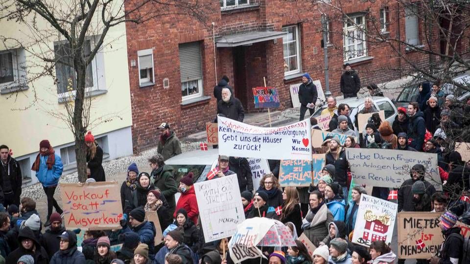 Beboere i ejendomme i Berlin demonstrerer mod, at PFA har fået lov at købe deres ejendomme. | Foto: Lioba Keuck.