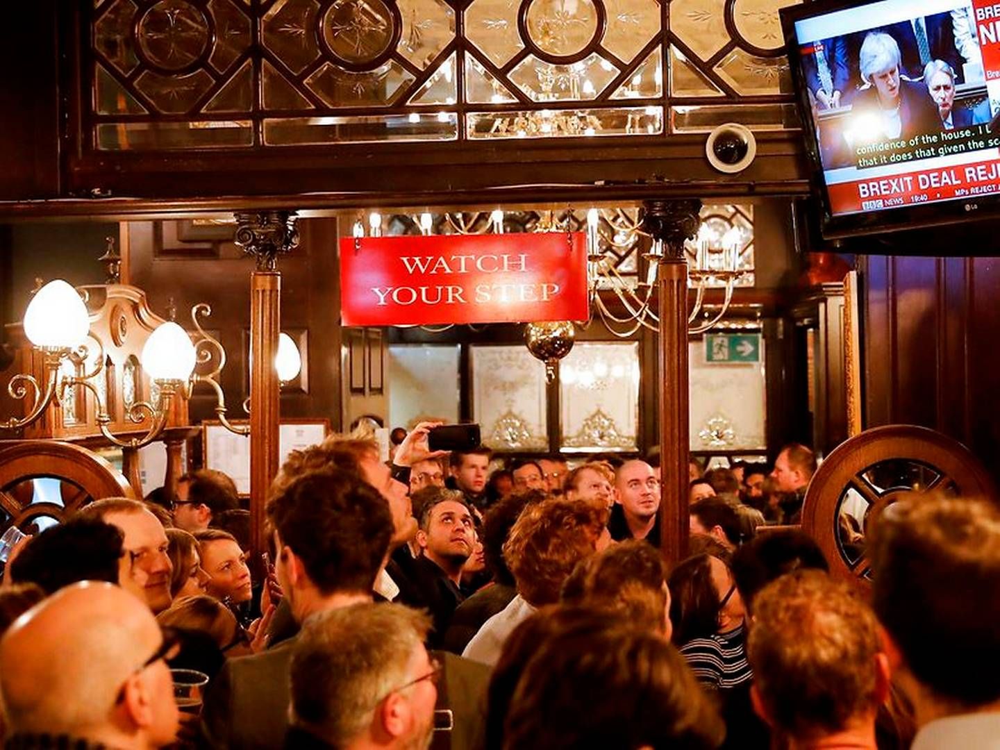 På en pub i London følger de øltørstige briter med i brexit-afstemningen.