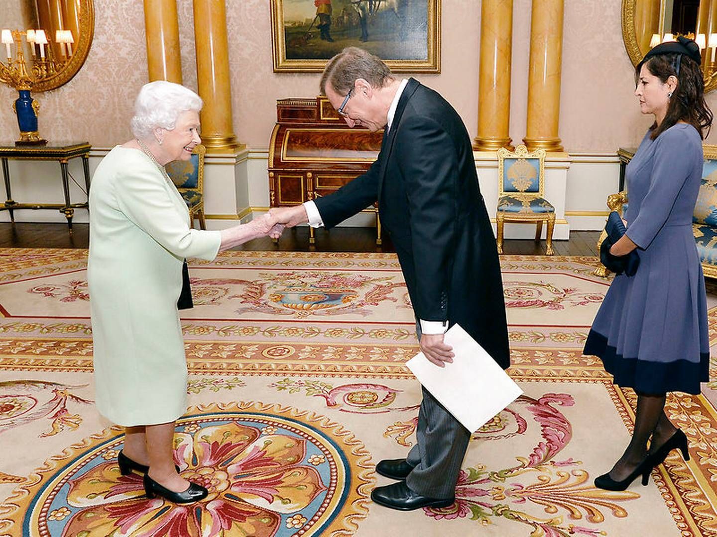 Lars Thuesen, dansk ambassadør i UK, hilser her på den britiske dronning Elizabeth II i Buckingham Palace. | Foto: (John Stillwell/Pool Photo via AP)