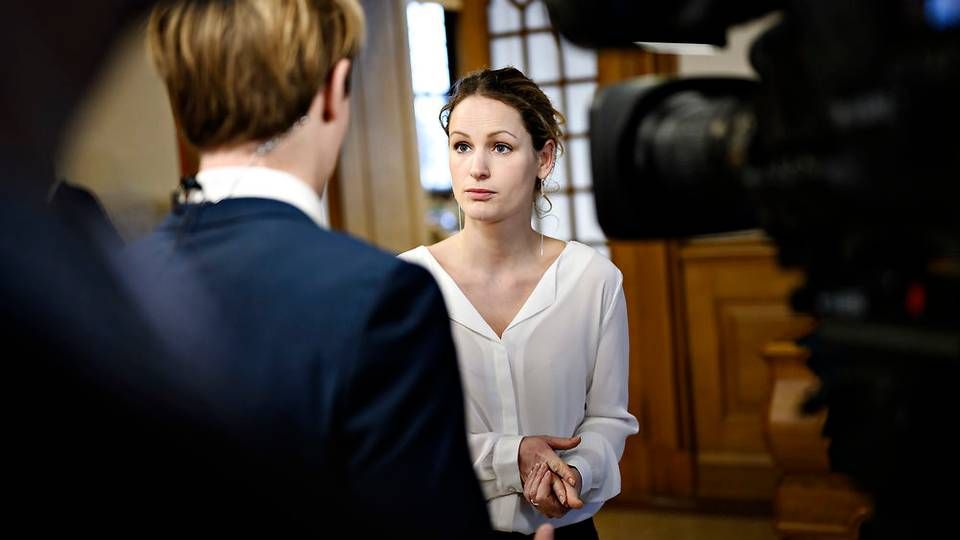 Enhedslistens Pernille Skipper er ikke klar til at slå Morten Østergaards (R) ganske optimistiske tone an oven på søndagens forhandlinger. | Foto: Philip Davali/Ritzau Scanpix.