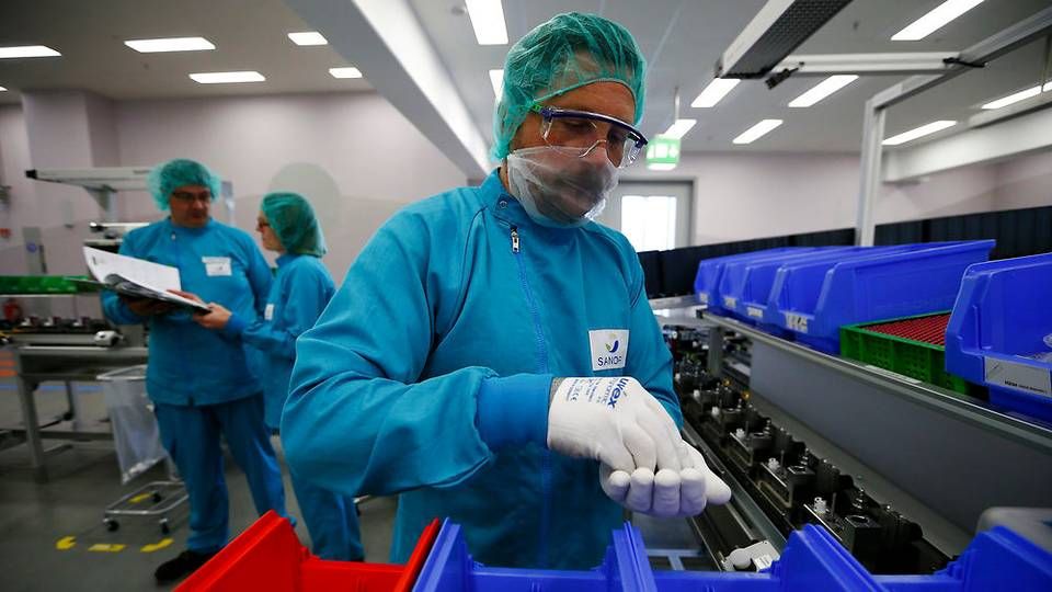 En ansat ved Sanofis fabrik i Frankfurt fremstiller her en injektionspen til selskabets insuliner. | Foto: Reuters/Ritzau Scanpix/Ralph Orlowski