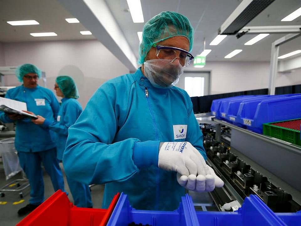 En ansat ved Sanofis fabrik i Frankfurt fremstiller her en injektionspen til selskabets insuliner. | Foto: Reuters/Ritzau Scanpix/Ralph Orlowski