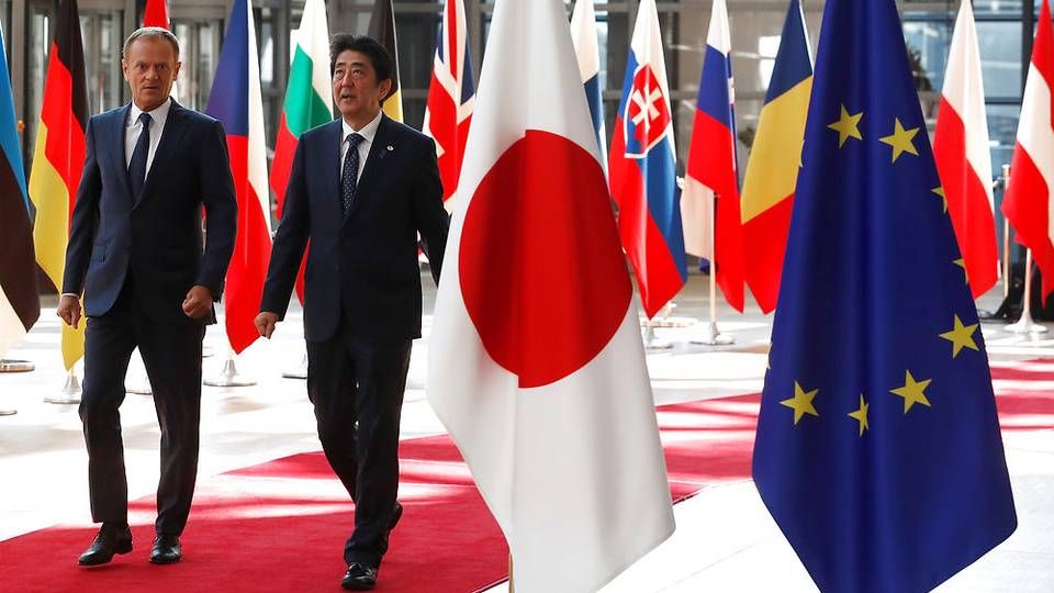 Japans premierminister Shinzo Abe er på var på besøg hos EU-præsident Donald Tusk i juli 2017. | Foto: Ritzau Scanpix/REUTERS/Yves Herman