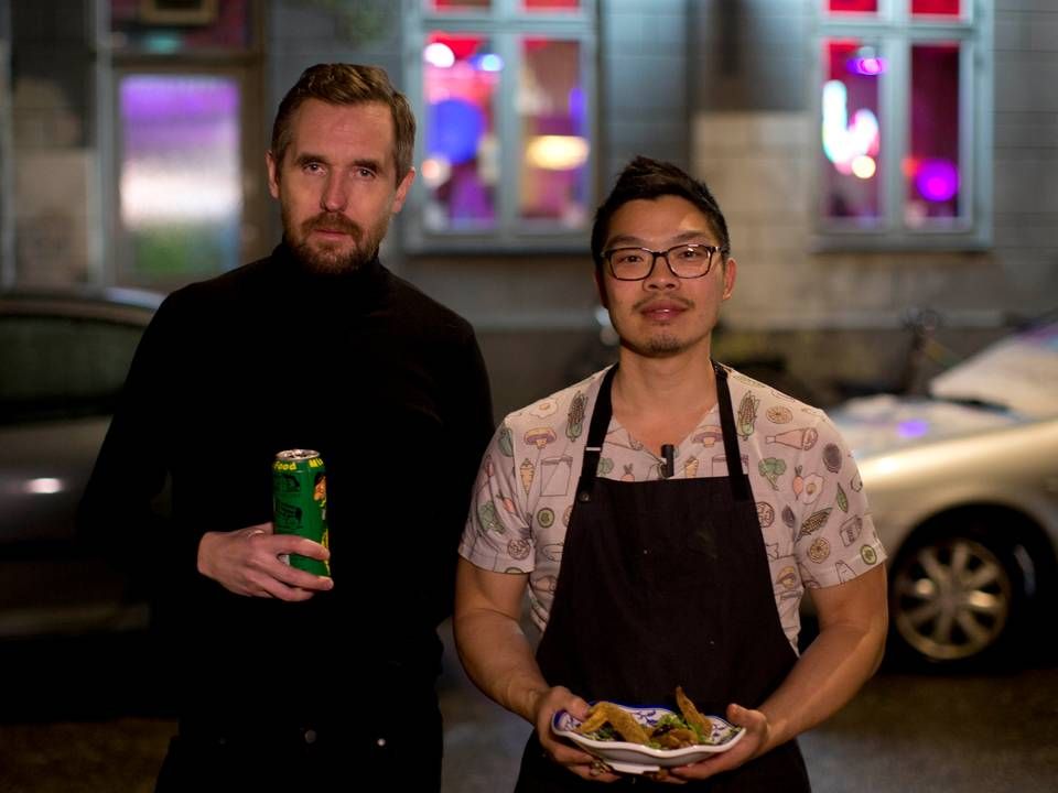 Mikkel Borg Bjergsø bag Mikkeller (tv.) og amerikanske Anthony Myint er gået sammen om at åbne Vesterbro Chinese Food i København. Restauranten er CO2-neutral - et koncept de to håber resten af branchen vil samle op. | Foto: Mikkeller