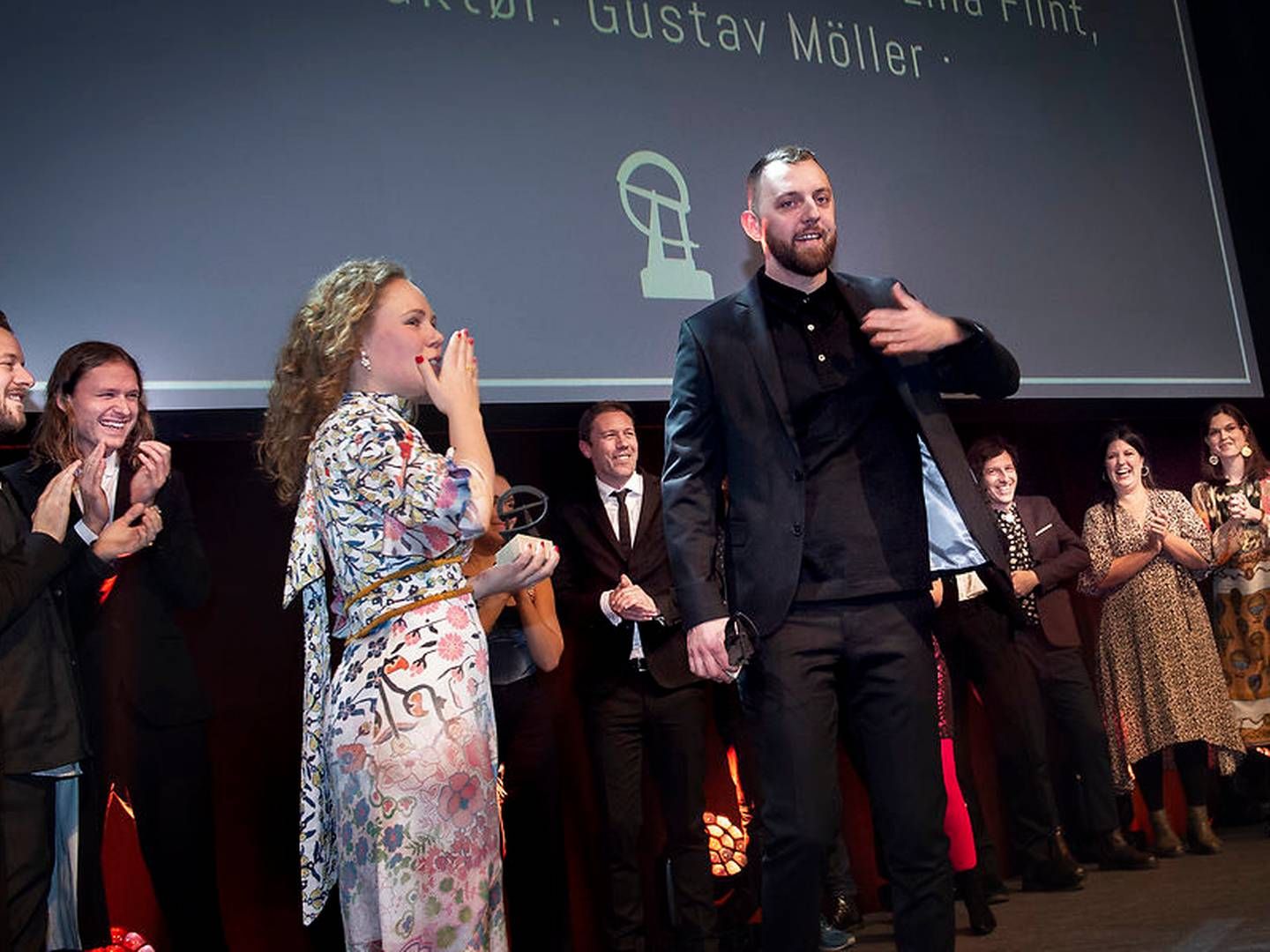 "Den Skyldige", hér med instruktør Gustav Möller på scenen, vandt søndag prisen for årets danske spillespil ved Robert Prisen. | Foto: Ritzau Scanpix/Liselotte Sabroe