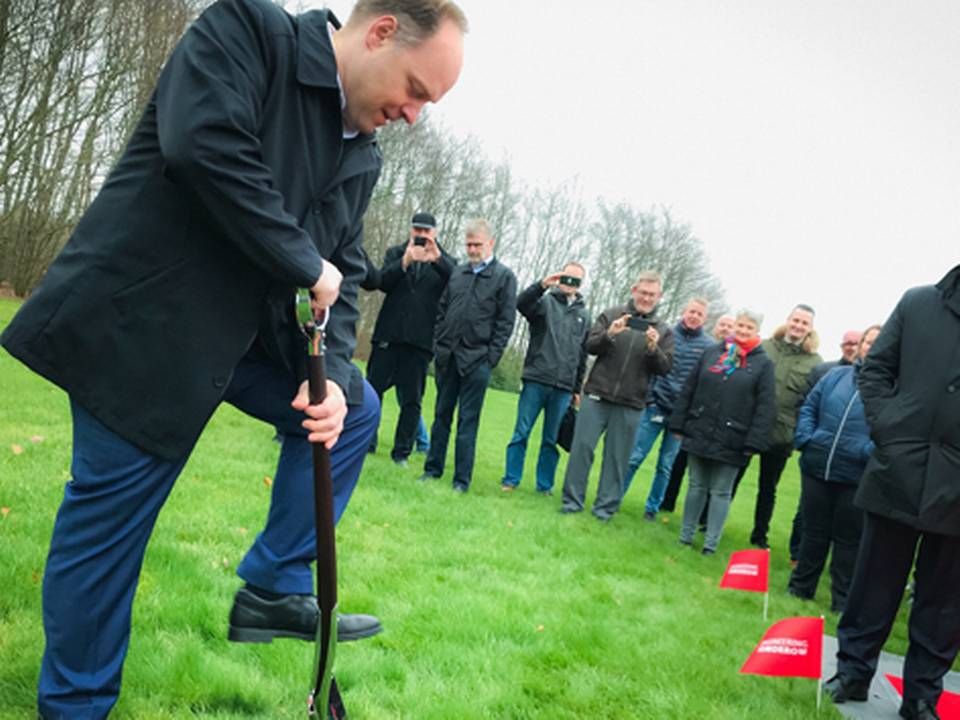 Danfoss CIO Sune Baastrup tager første spadestik til Danfoss nye datacenter, som bliver bygget i Nordborg overfor Danfoss hovedkontor.