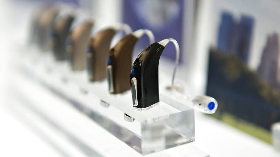 En række William Demant-høreapparater ses her på udstilling i firmaets hovedsæde i 2011. Fremover vil selskabet blot hedde Demant. | Foto: Ritzau Scanpix/Jens Nørgaard Larsen
