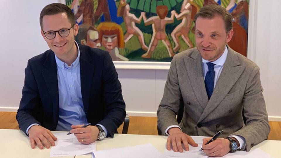 Jens Grønlund, direktør for Online Brands i TDC Group, og Peter Engelbrecht, administrerende direktør i Firmafon, underskriver aftalen, som betyder, at Firmafon bliver en del af TDC Group. | Foto: PR