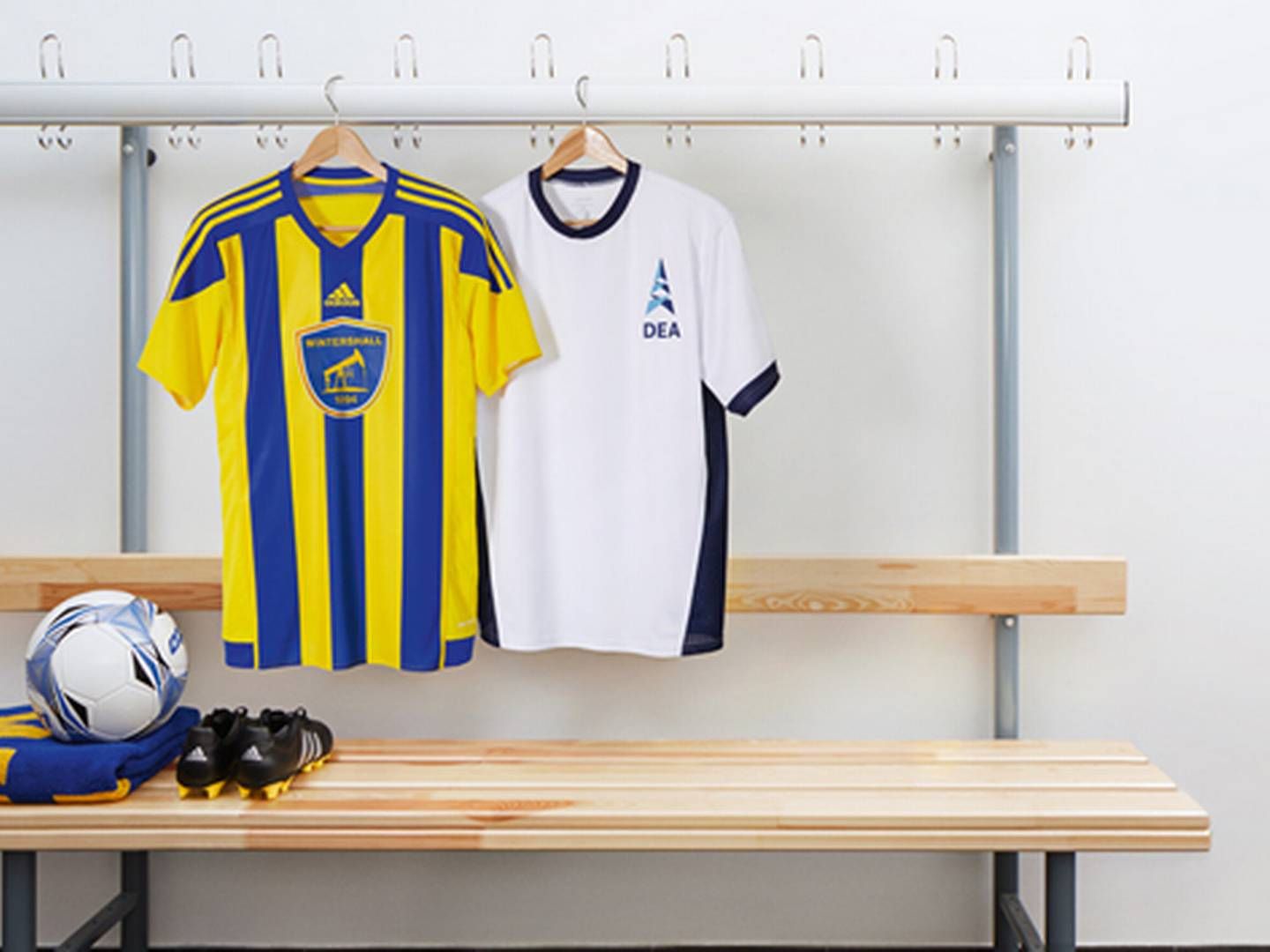 The symbolism of this selected press photo seems slightly ambiguous. Is it meant to show that companies play on the same team or rather that the dressing room has become depopulated? | Photo: Wintershall/Damm&Bierbaum