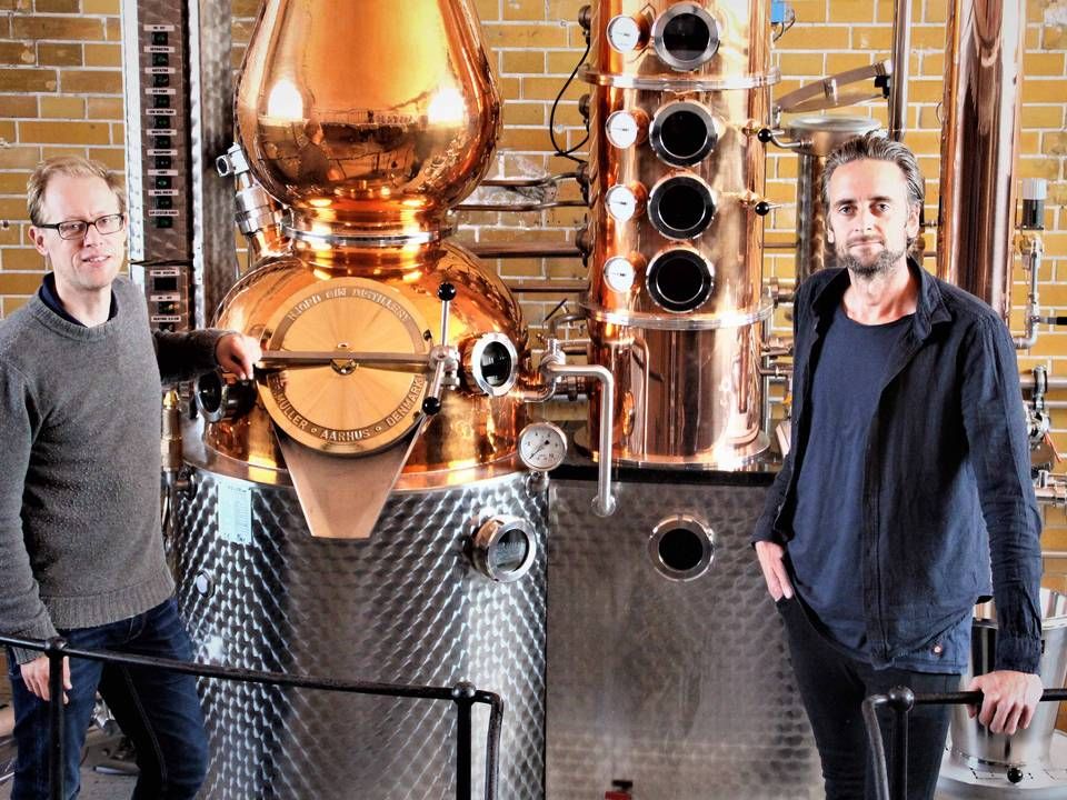 Troels Præst Andersen (tv.) og Lars Toke Graugaard kender hinanden fra Syddansk Universitet, hvor de begge læste en ph.d. i kommunikation. Ved siden af forskningsstudierne udviklede de gin med dansk islæt. | Foto: Njord Gin Distillery