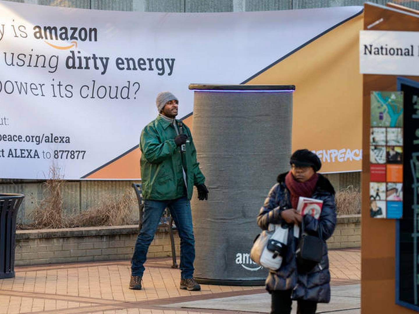 Greenpeace-aktivist demonstrerer mod Amazons energiforbrug | Foto: Greenpeace/PR