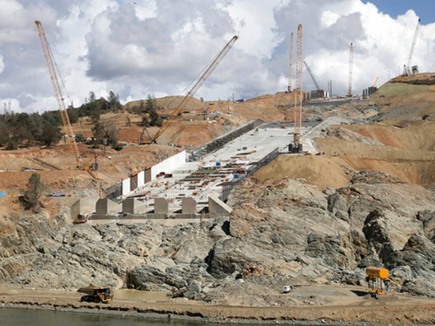In this Sept. 21, 2017 photo, crews work to repair the damaged spillway on the Oroville Dam in Oroville, California. | Photo: Scanpix