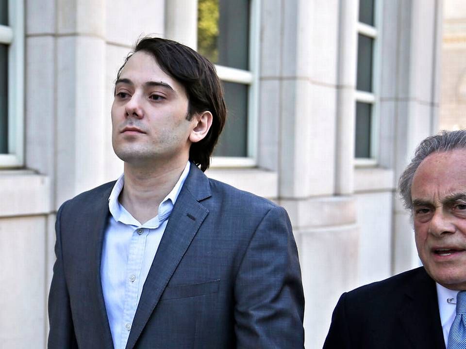 Martin Shkreli (tv.) er her fotograferet i maj 2017 med sin advokat, Benjamin Brafman, på vej i retten i New York. Han blev senere idømt syv års fængsel for at have svindlet to hedgefonde. | Foto: Ritzau Scanpix/AP Photo/Seth Wenig