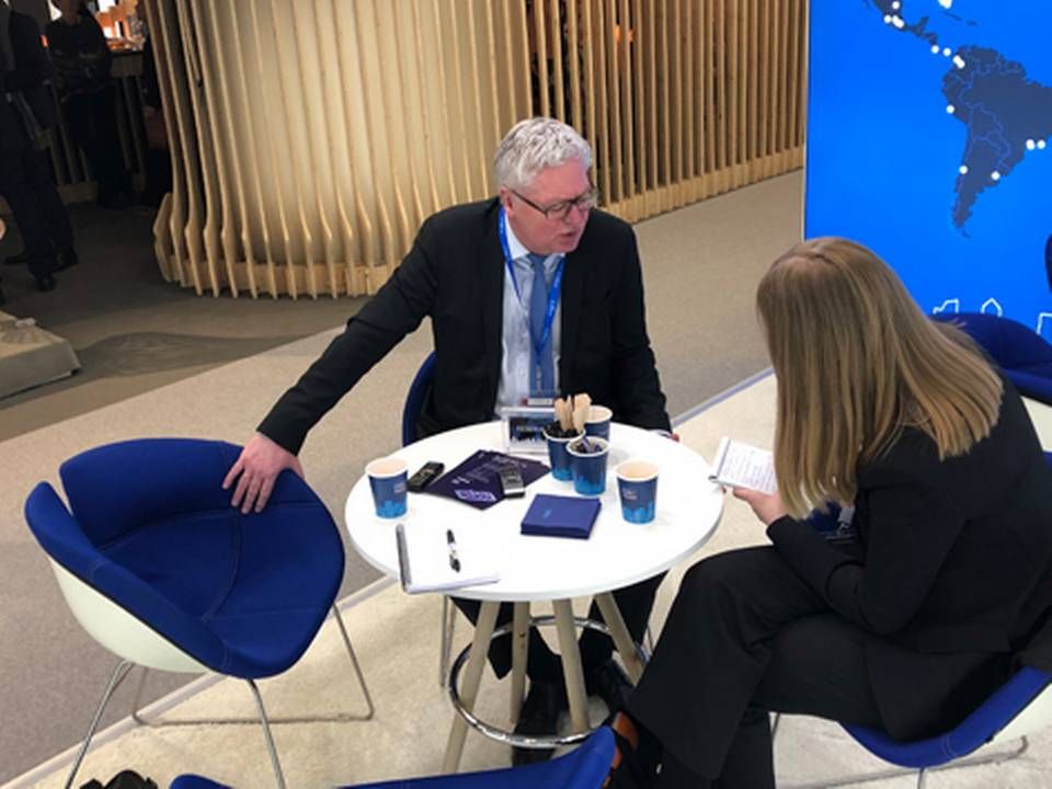 Peter Winther, adm. direktør i Colliers International Danmark, ses her i samtale med EjendomsWatchs journalist Julie Thomsen på Mipim-messen i 2019. | Foto: Andreas Vestergaard