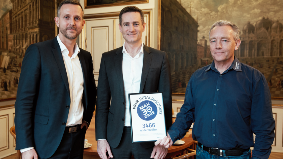 Jakob Brandt, vicedirektør i SMVdanmark (til venstre) overdrager underskrifter til erhvervsminister Rasmus Jarlov (K). | Foto: Andreas Omvik