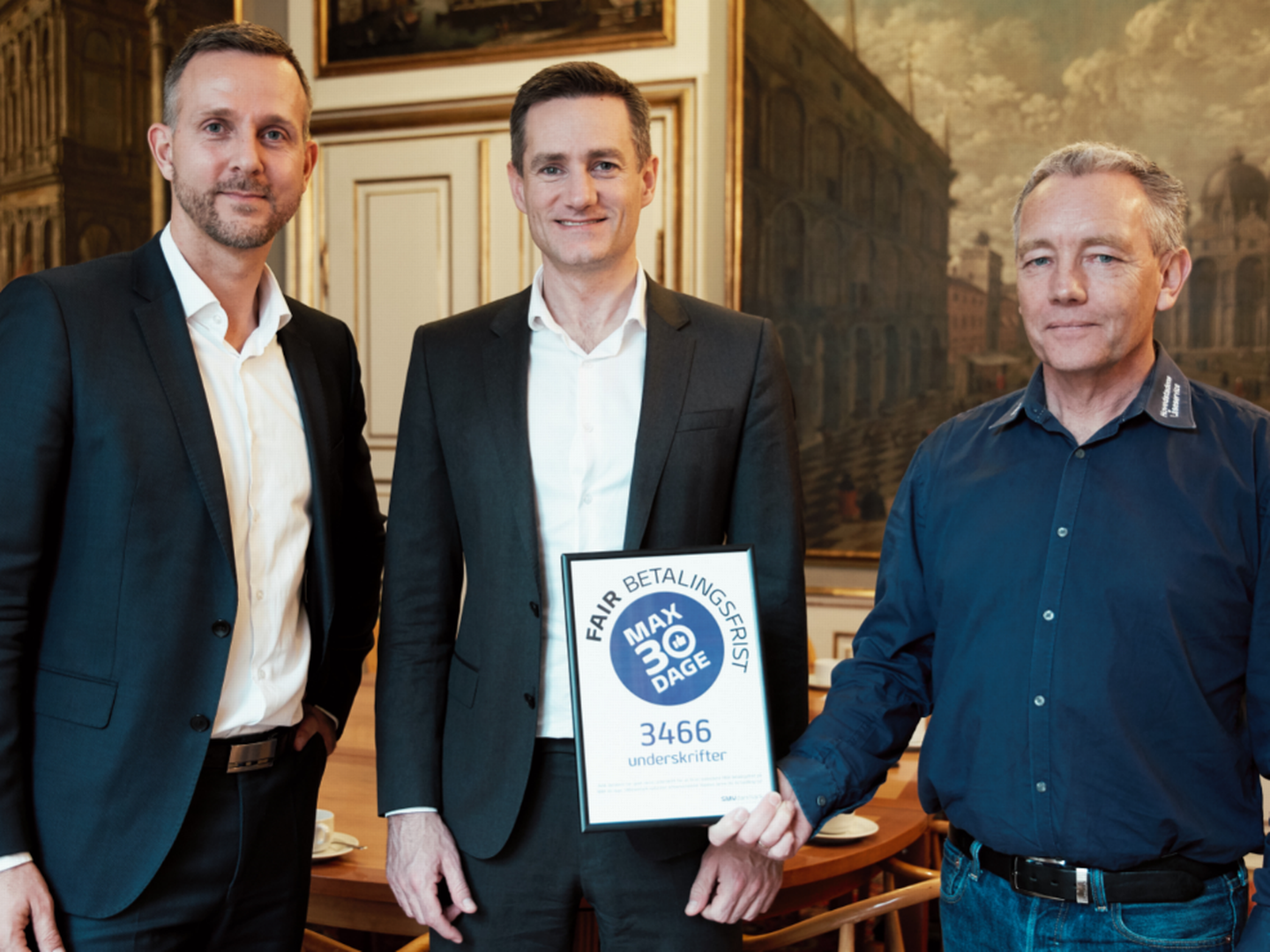 Jakob Brandt, vicedirektør i SMVdanmark (til venstre) overdrager underskrifter til erhvervsminister Rasmus Jarlov (K). | Foto: Andreas Omvik