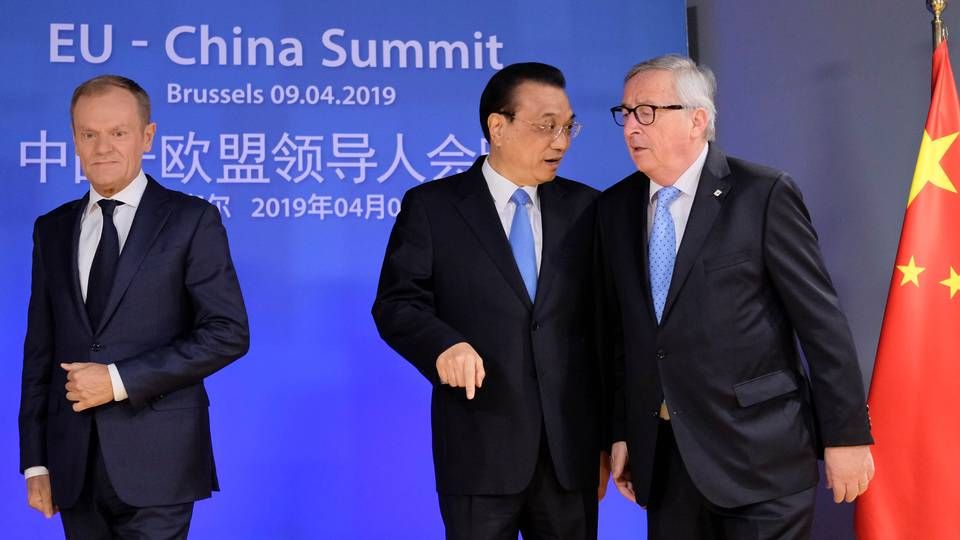 Den kinesiske premierminister Li Keqiang bliver budt velkommen til topmøde af Donald Tusk og Jean-Claude Juncker. | Foto: Ritzau Scanpix/AP/Pool