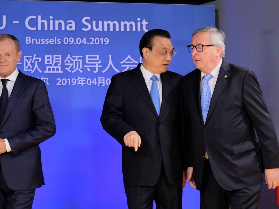 Den kinesiske premierminister Li Keqiang bliver budt velkommen til topmøde af Donald Tusk og Jean-Claude Juncker. | Foto: Ritzau Scanpix/AP/Pool