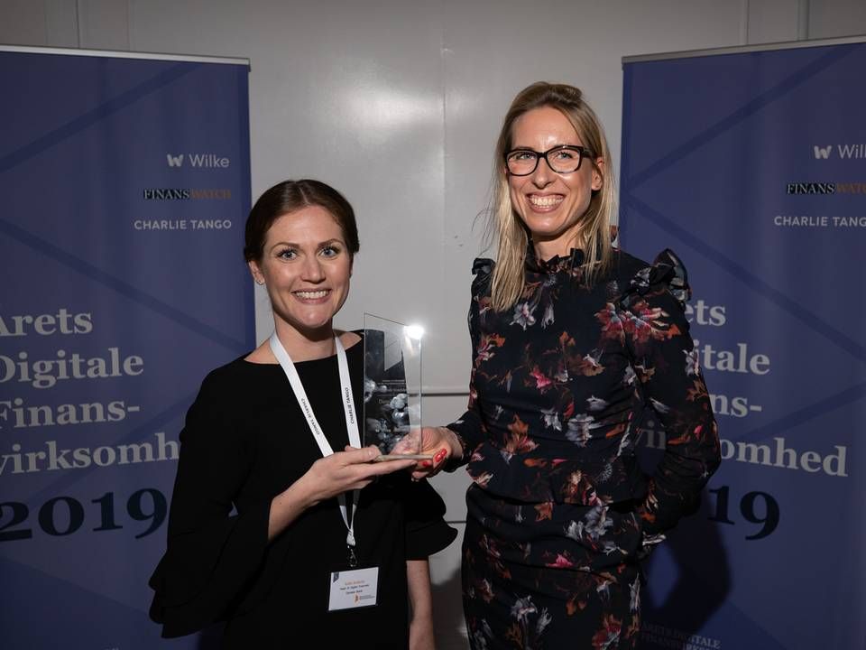 Line Munkholm Haukrogh til højre til FinansWatch prisuddeling for Årets Digitale Finansvirksomhed, hvor Danske Bank ryddede bordet blandt landets største banker. | Foto: Jan Bjarke Mindegaard