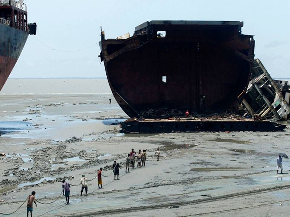 Bangladesh er kendt for at have nogen af de værste forhold for arbejderne, som hugger skibe op for udenlandske rederier. Billedet er fra 2013. | Foto: Ritzau Scanpix/Andrew Biraj