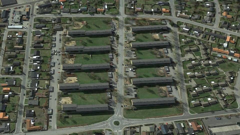 Ikast Andelsboligforening vil lukke Stadion Allé mellem boligblokkene for trafik og etablere en rambla. | Foto: Google Maps.