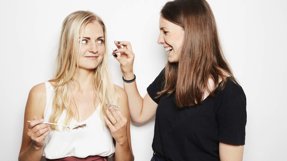 Stifterne af Wholi Foods, Jessica Moore Buhl-Nielsen (t.h.) og Malena Sigurgeirsdottir vil have, at insekterne skal fylde en større del af middagstallerknen. | Photo: Wholi Foods PR
