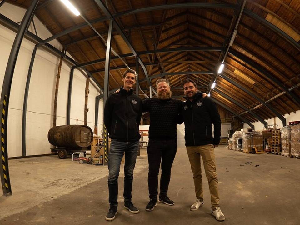 Claus Christensen (midt) i det gamle pakhus, der skal ombygges. Her ses han med bryggere fra det franske bryghus Brasserie Duyck Jenlain, som tilfældigvis var på besøg til et samarbejdsbryg den dag, Munkebo flyttede ind i sine nye lokaler. | Foto: PR