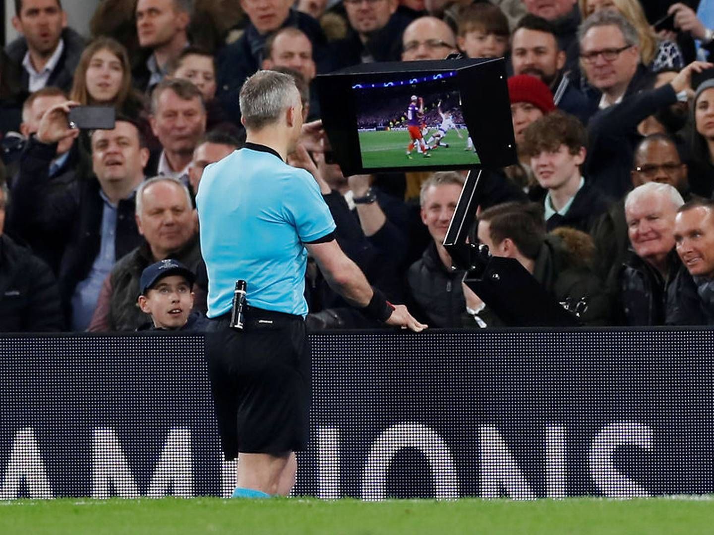 Dommer Björn Kuipers gennemser en situation i Champions League-semifinalen mellem Manchester City og Tottenham i april. | Foto: Paul Childs/Reuters/Ritzau Scanpix