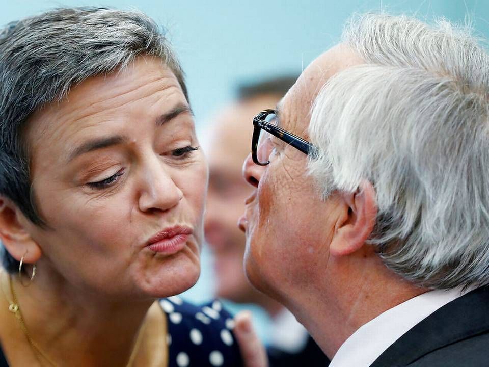 Margrethe Vestager hilser på EU-kommissionens formand, Jean-Claude Juncker. | Foto: Ritzau Scanpix/Yves Herman