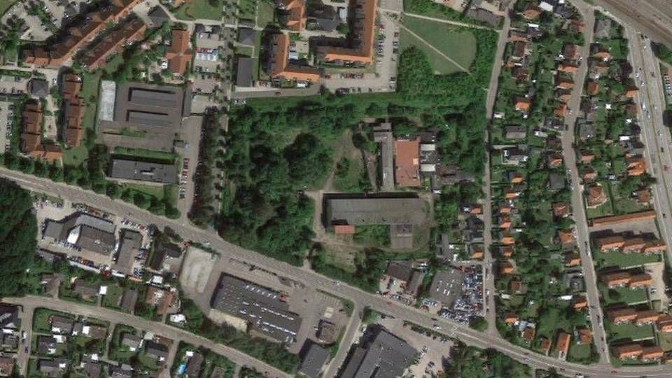 Det gamle jernstøberi i Holbæk, ikke langt fra togbanen mod København, Kalundborg og Nykøbing Sjælland, skal omdannes til boliger. | Foto: Google Maps.