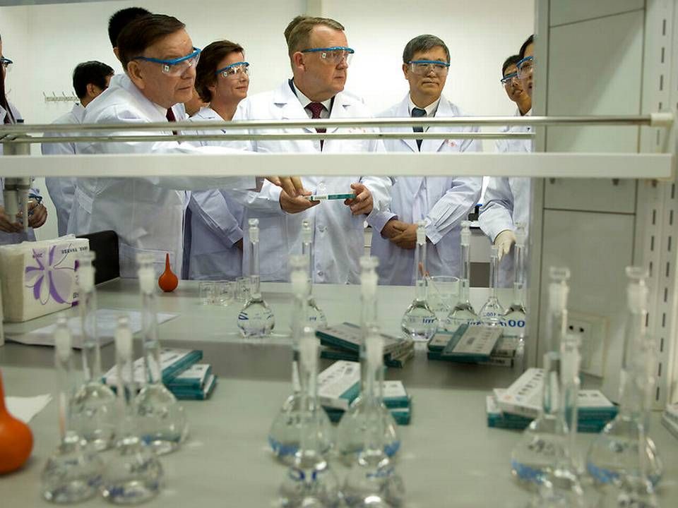 Statsminister Lars Løkke Rasmussen (V) besøgte i 2017 et laboratorium under Kinas lægemiddelstyrelse NMPA. Kina efterspørger ifølge forskere og branchefolk i stigende grad europæiske lægemidler. | Foto: Ritzau Scanpix/AP/Mark Schiefelbein