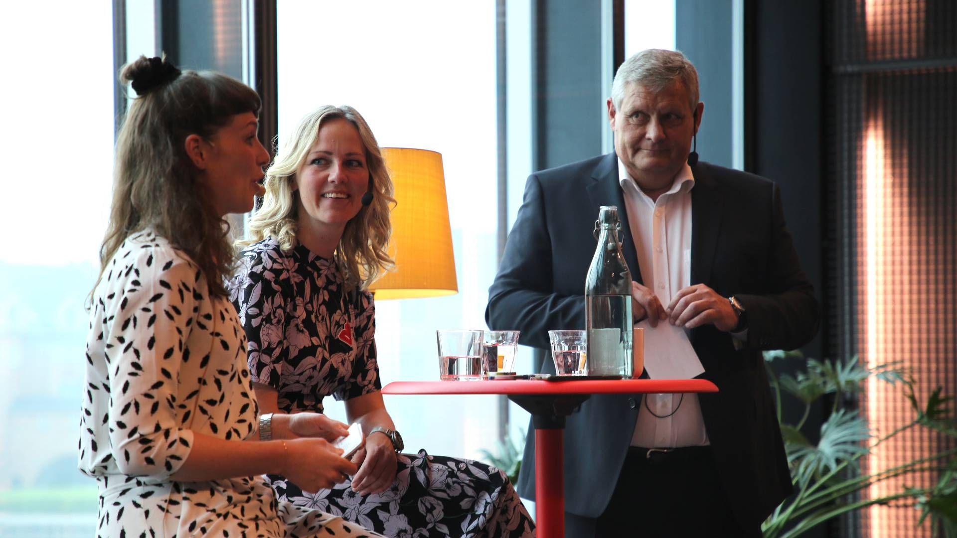 Dialogen er startet til onsdagens "morgendac". Ordstyrer Anne Katrine Harders (tv.) Ida Auken (midten) og Tony Christrup (th.) | Foto: Rebecca Maria Jacobsen/Dansk Arkitektur Center
