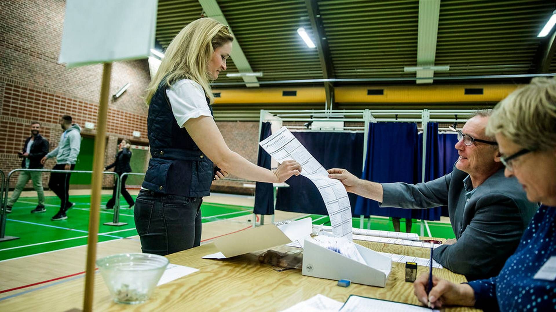 En stemmeseddel modtages i Hareskovhallen i Værløse ved EP-valget 2019. | Foto: Nikolai Linares/Ritzau Scanpix