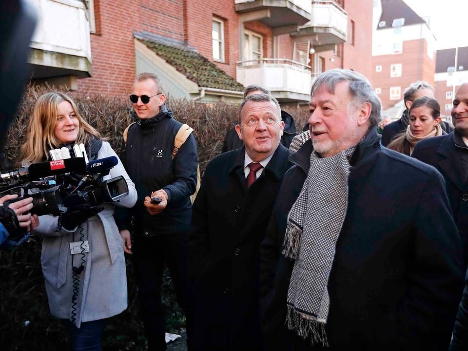 Formand for boligforeningen Bo-Vita Jan Hyttel (i midten) viser otte ministre rundt i Mjølnerparken på Nørrebro i København i forbindelse med, at VLAK-regeringen skulle fremlægge sit ghettoudspil i 2018. | Foto: Jens Dresling / Ritzau Scanpix