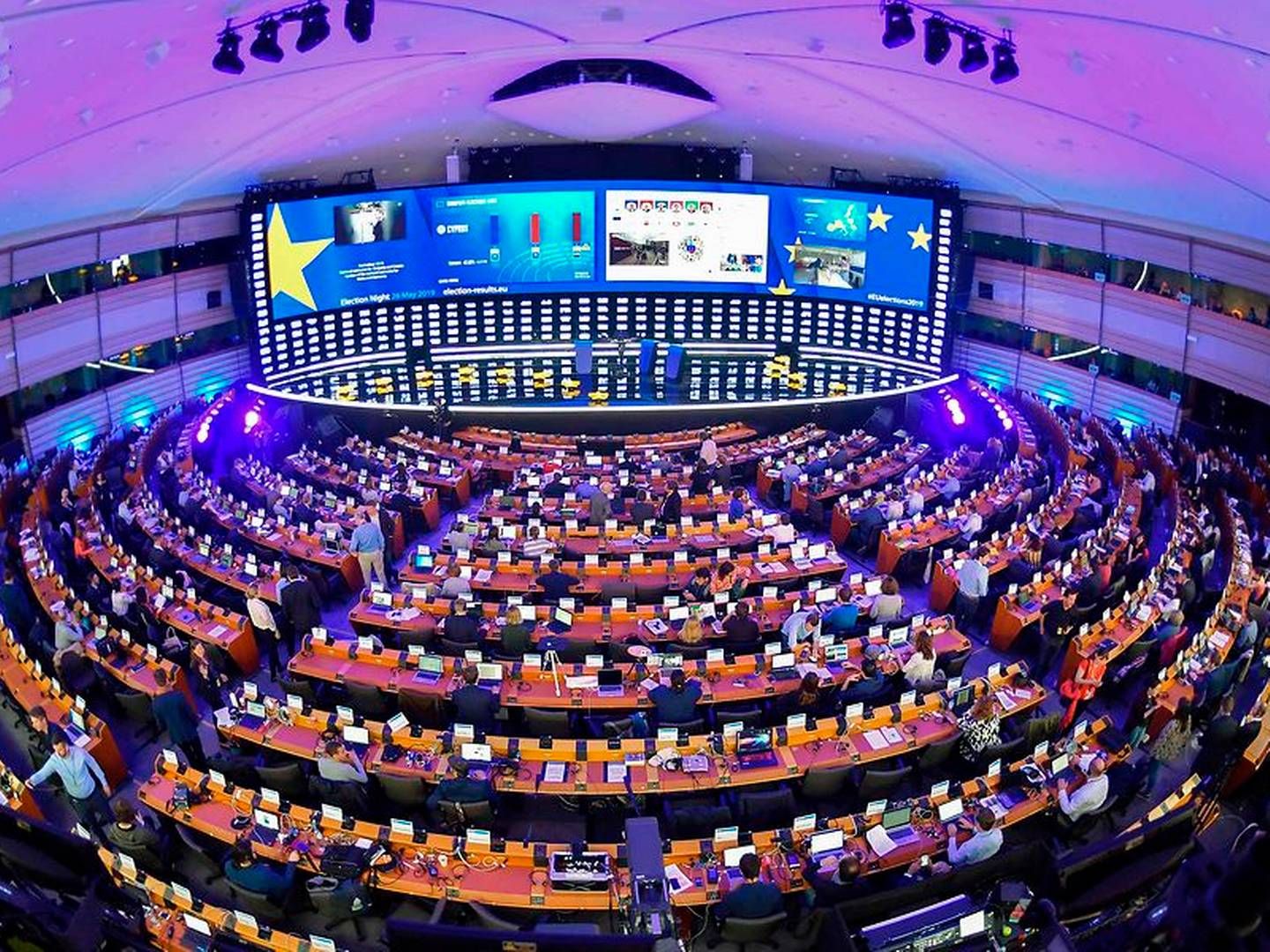 Europaparlamentet var fyldt op med journalister søndag aften, mens resultaterne fra de 28 EU-lande tikkede ind. | Foto: Ritzau Scanpix/AFP/Emmanuel Dunand
