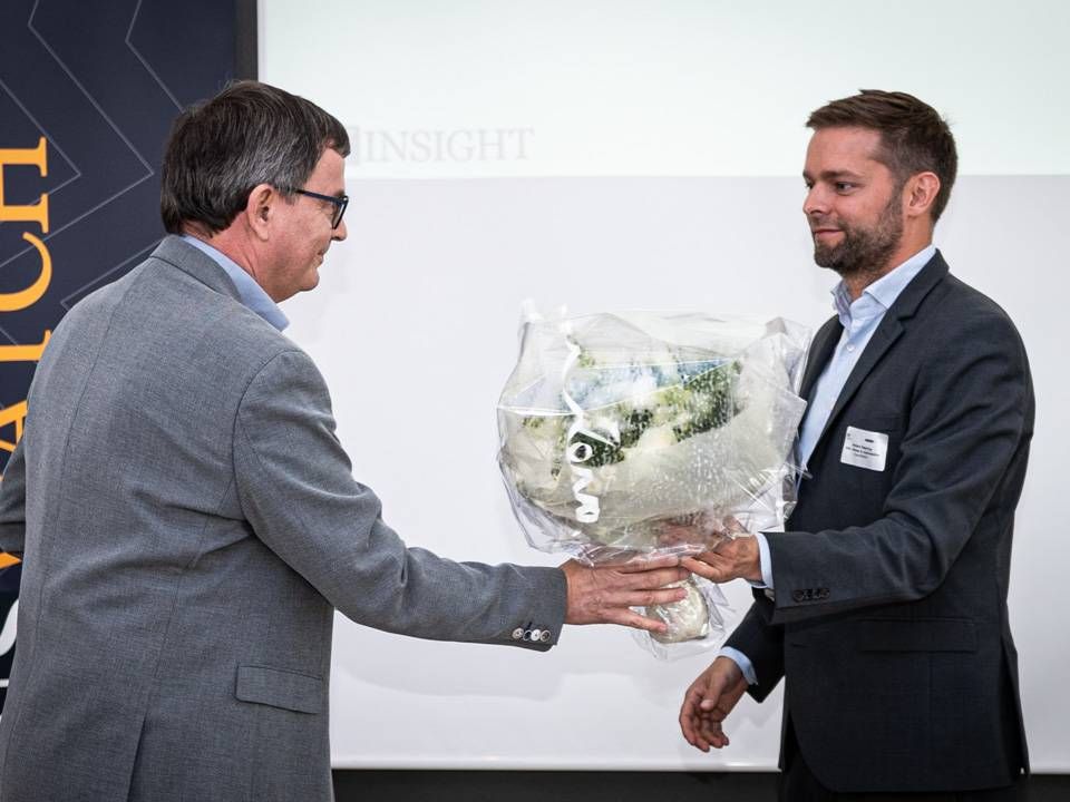 Ole Færch (tv), adm. direktør i Himmerland Forsikring, modtager blomster af Watch Mediers adm. direktør og ansvarshavende chefredaktør, Anders Heering | Photo: Jan Bjarke Mindegaard